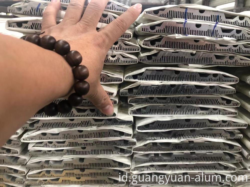 GUANGYUAN ALUMINUM CO., Ltd Aluminium Ekstrusi Panas Sink Aluminium Profil Diekstrusi Heatsink Aluminium guangyuan aluminum co., ltd Aluminum Extrusion Heat Sink Aluminum Extruded Profile Heatsink Aluminum